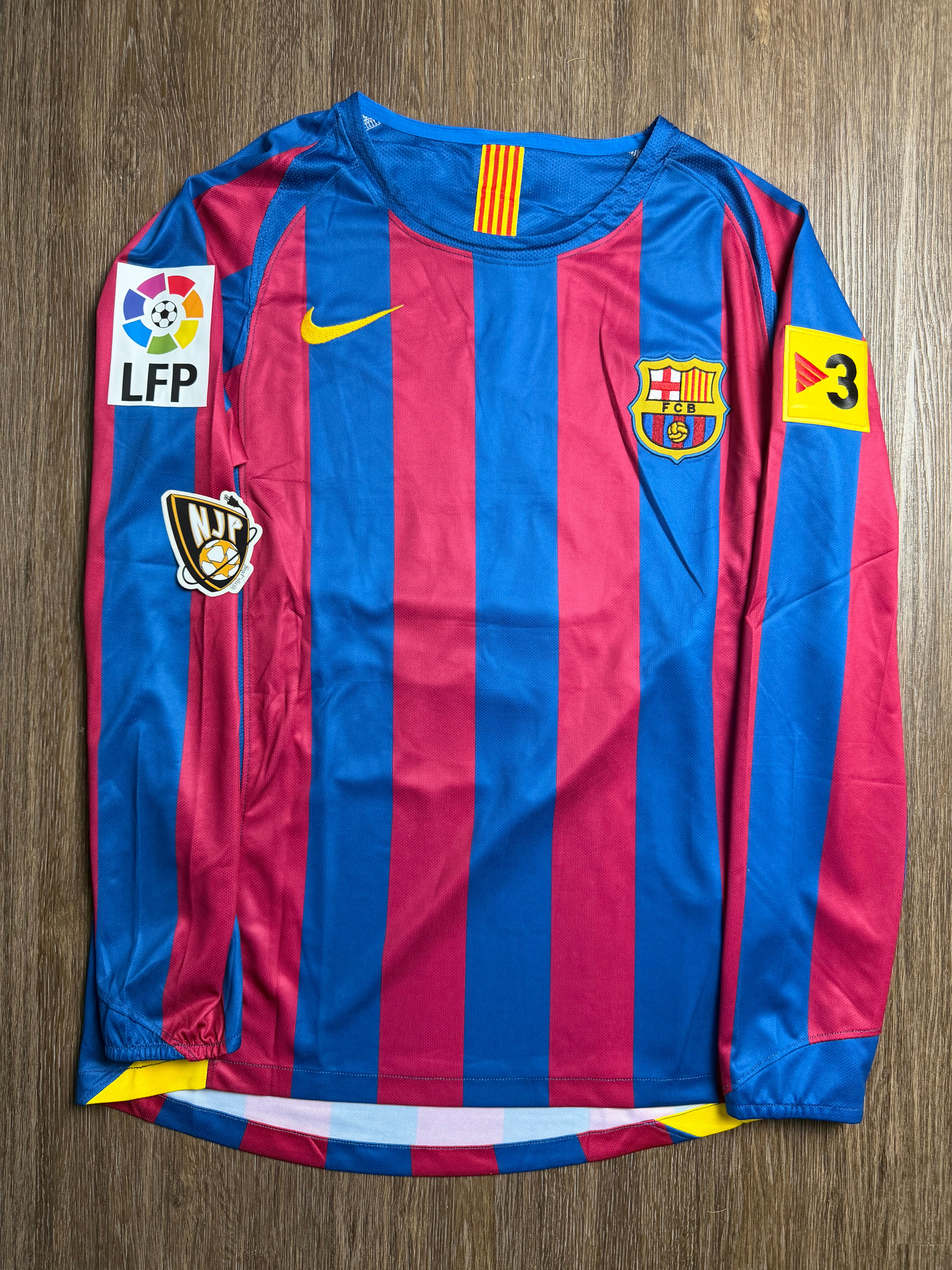 05/06 Barcelona Ronaldinho 10 Home Jersey