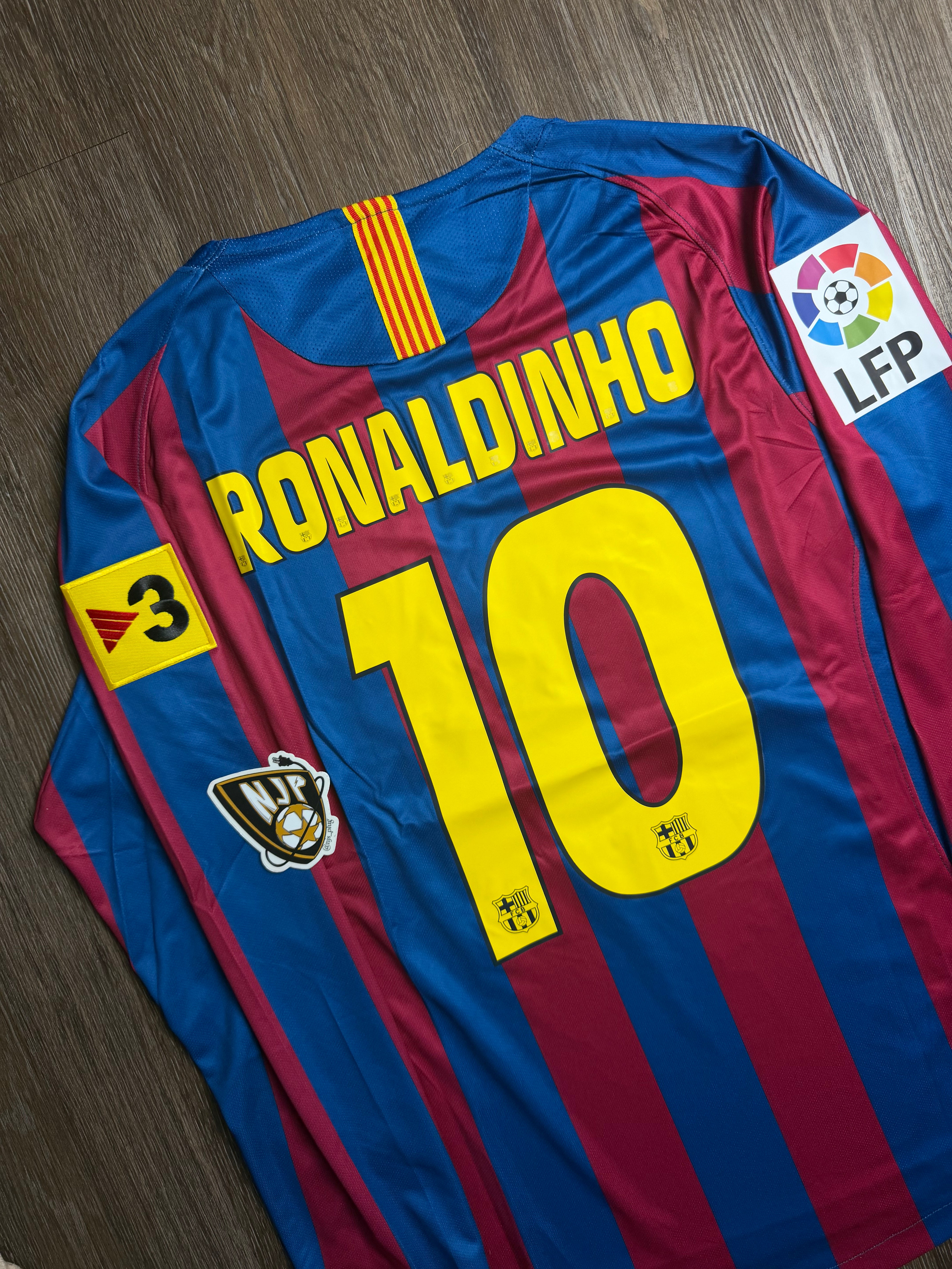 05/06 Barcelona Ronaldinho 10 Home Jersey