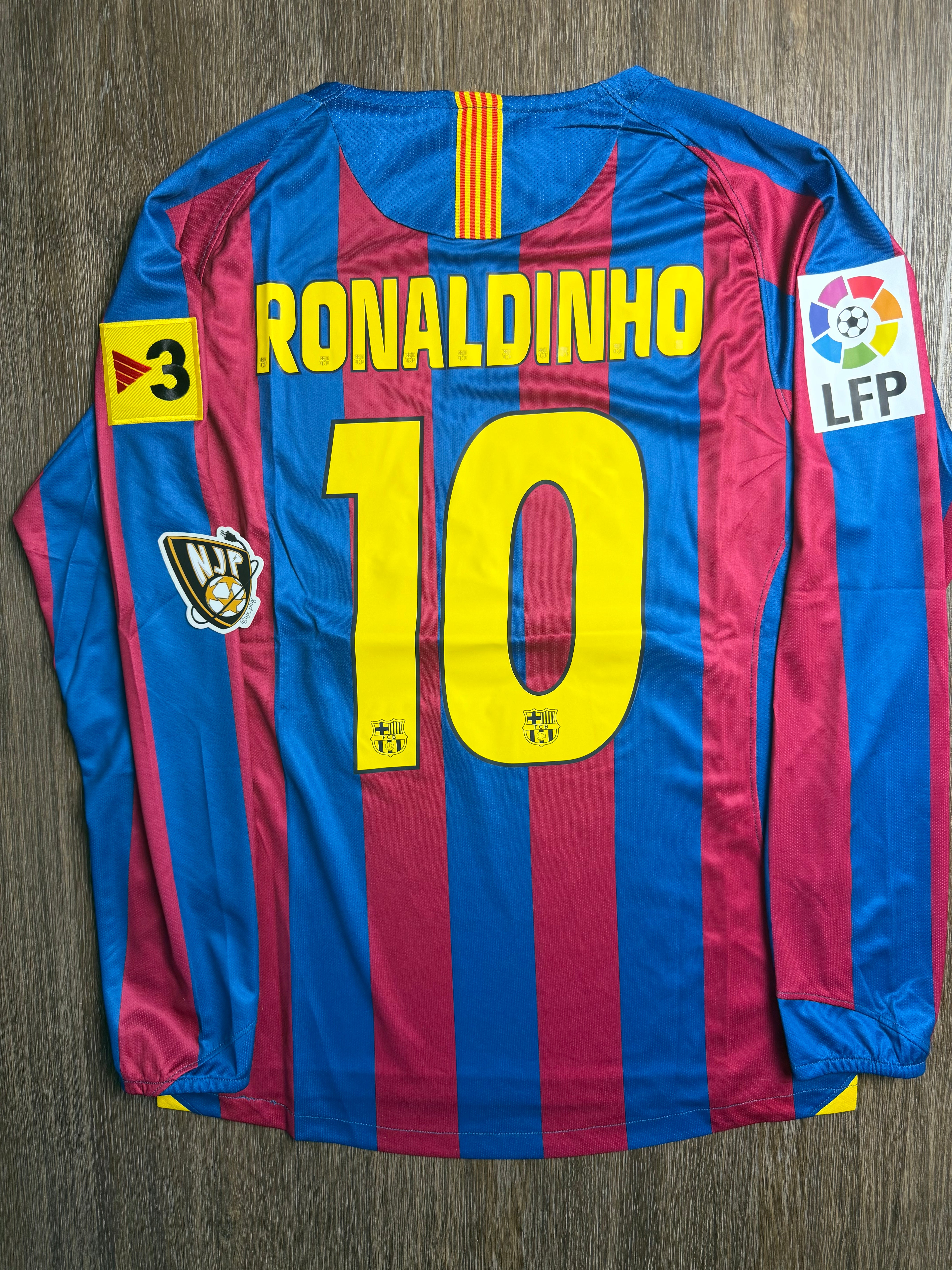 05/06 Barcelona Ronaldinho 10 Home Jersey