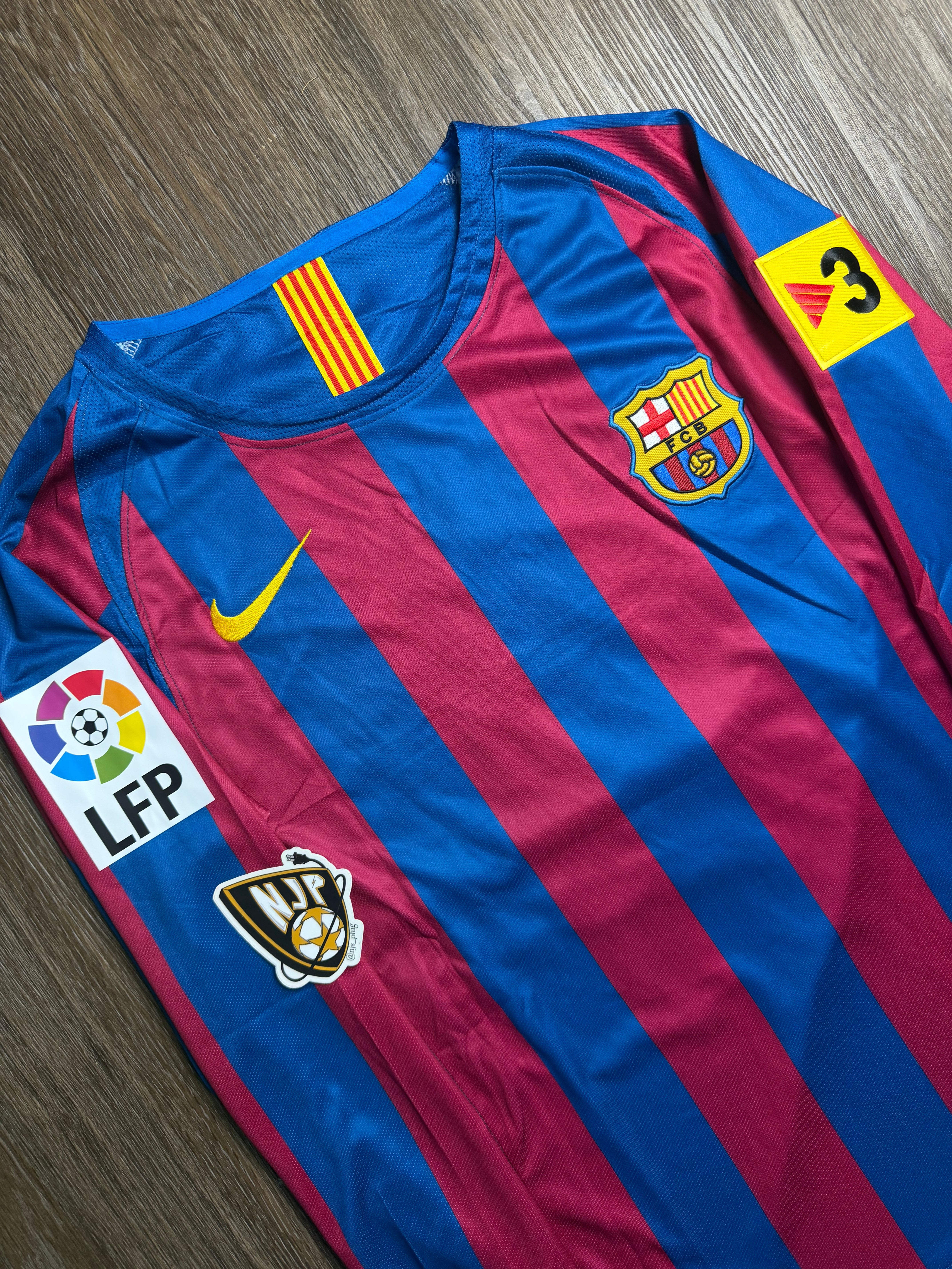 05/06 Barcelona Ronaldinho 10 Home Jersey